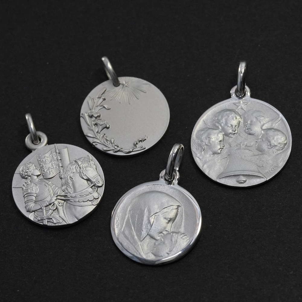 美術品のようなシルバーメダイ